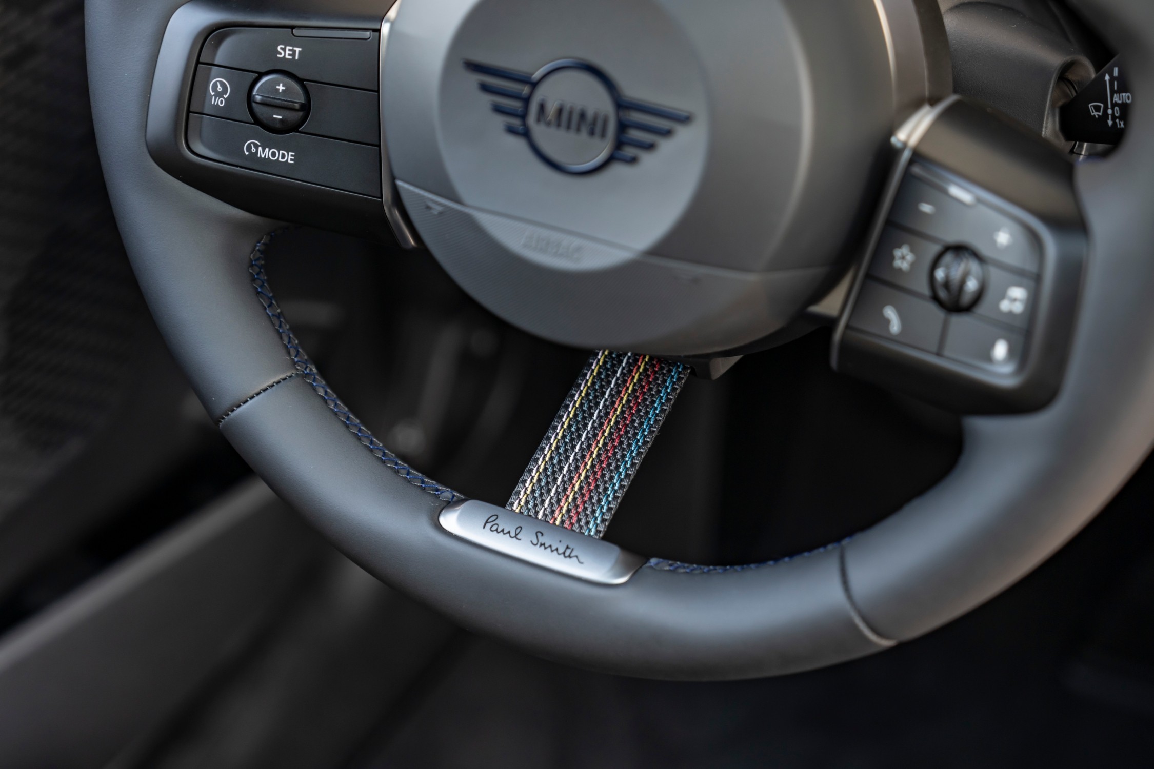 Icónicas riscas de Paul Smith aplicado no volante desportivo.